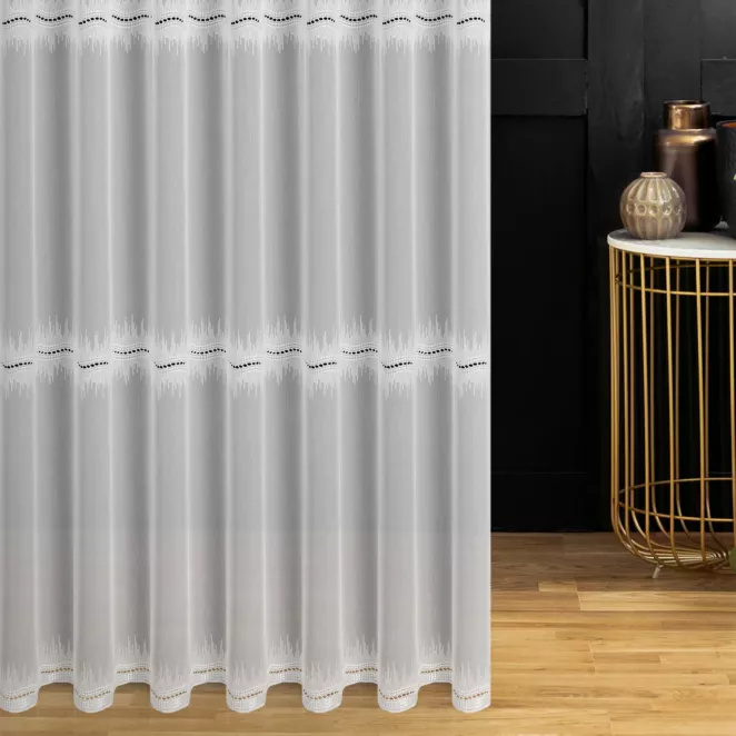 Firana szyta na taśmie 5 cm biała matowa tkanina ADEN z efektem deszczyku, zdobiona haftem tworzącym trzy poziome pasy