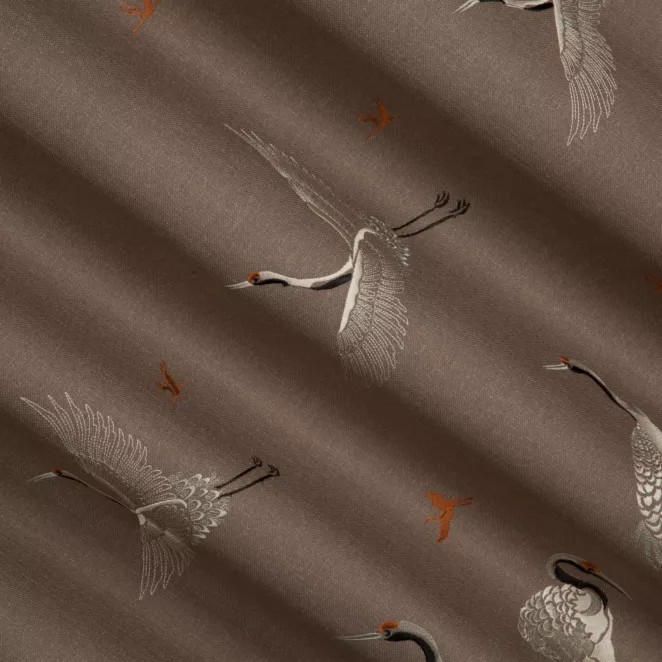 M229/3 Zasłona szyta na taśmie 5 cm jasnobrązowa z matowej tkaniny haftowanej we wzór żurawi Italissima Eva Minge