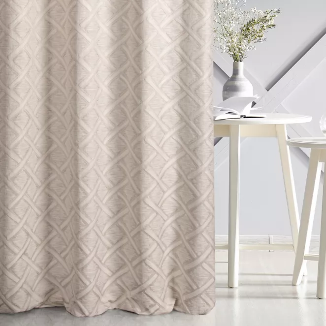 Zasłona szyta na taśmie 5 cm CROWN4 kremowo złocista z eleganckiej tkaniny z geometrycznym wzorem 3D i delikatnie błyszczącą nicią