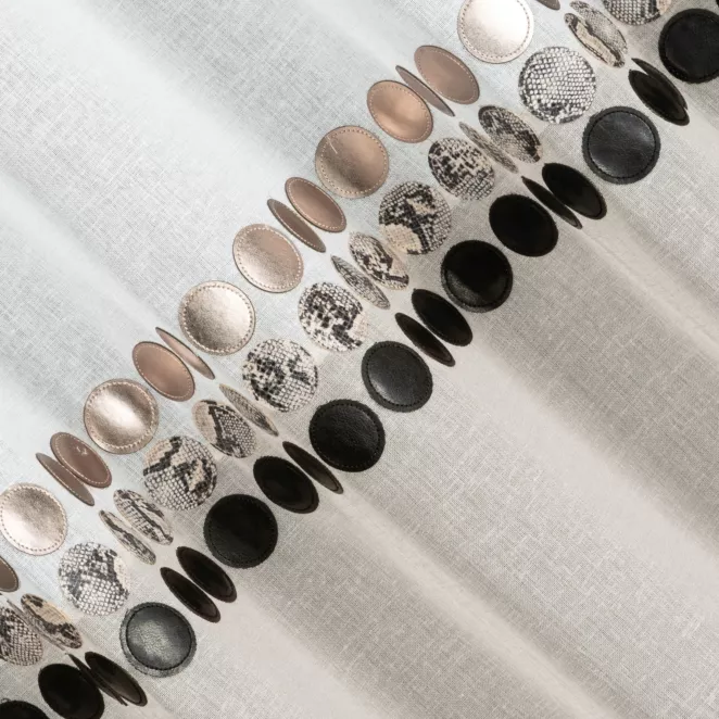 E39/5 Firana szyta na taśmie 5 cm naturalno beżowa z dwukolorowej etaminy, zdobionej naszytą aplikacją Italissima Eva Minge