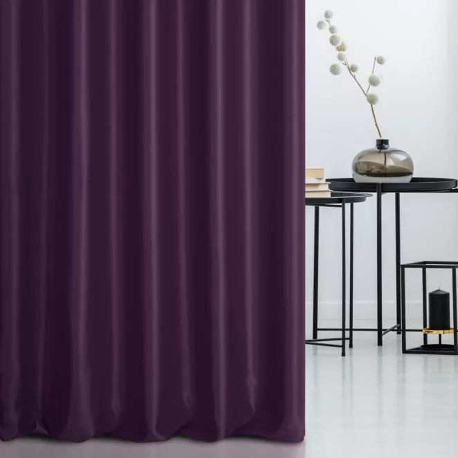 Zasłona szyta na taśmie 5 cm fioletowa z tkaniny trudnopalnej, zaciemniającej, typu blackout