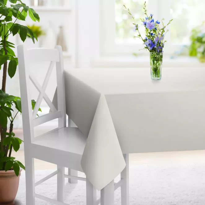 Obrus szyty jasnopopielaty z miękkiej tkaniny o welurowej strukturze i wyraźnym splocie