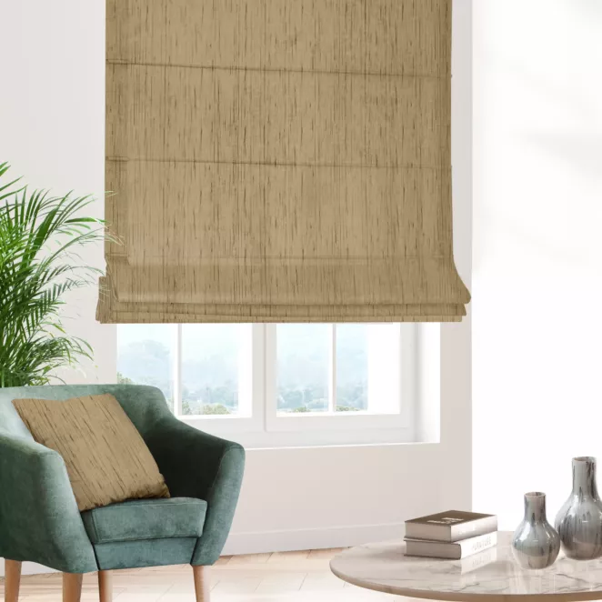 Roleta rzymska złota z tkaniny welwetowej w pionowe prążki, wykończona obciążnikiem