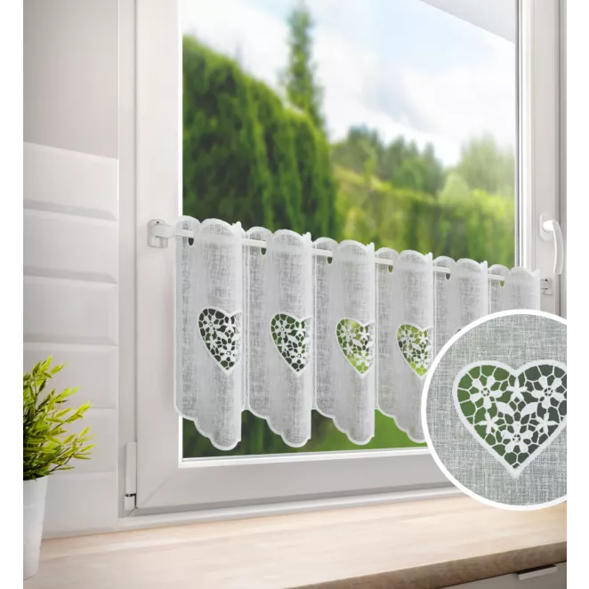Tkanina firanowa zazdrostka z etaminy zdobiona haftowanymi ażurowymi sercami