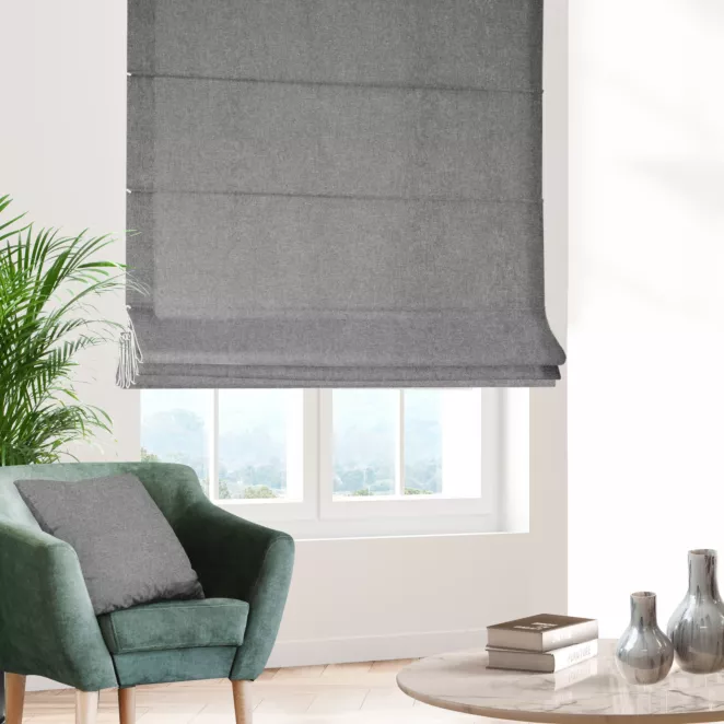 Roleta rzymska szara miękka, szenilowa tkanina o wyraźnym splocie i delikatnym połysku