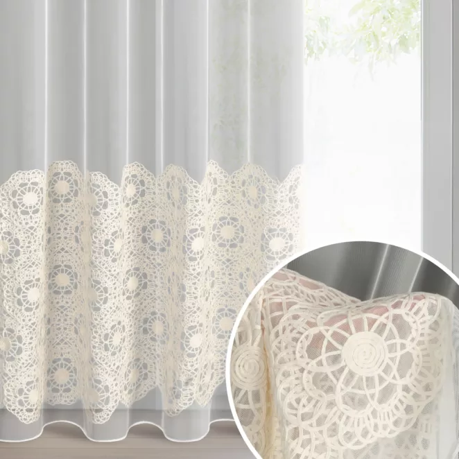 Firana beżowa z tkaniny typu peru zdobiona aplikacją 140x250 cm przelotka - LIZA