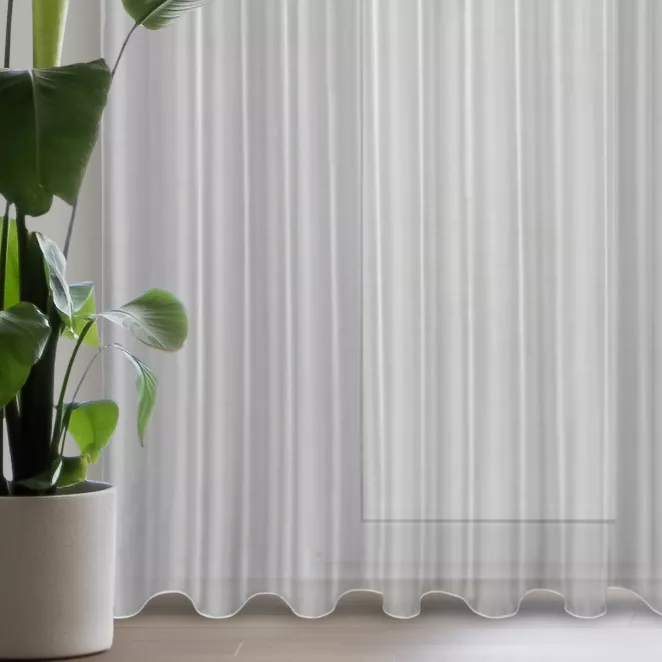 Firana biała z połyskiem wykończona szwem obciążąjącym 300x260 cm przelotka ANABEL