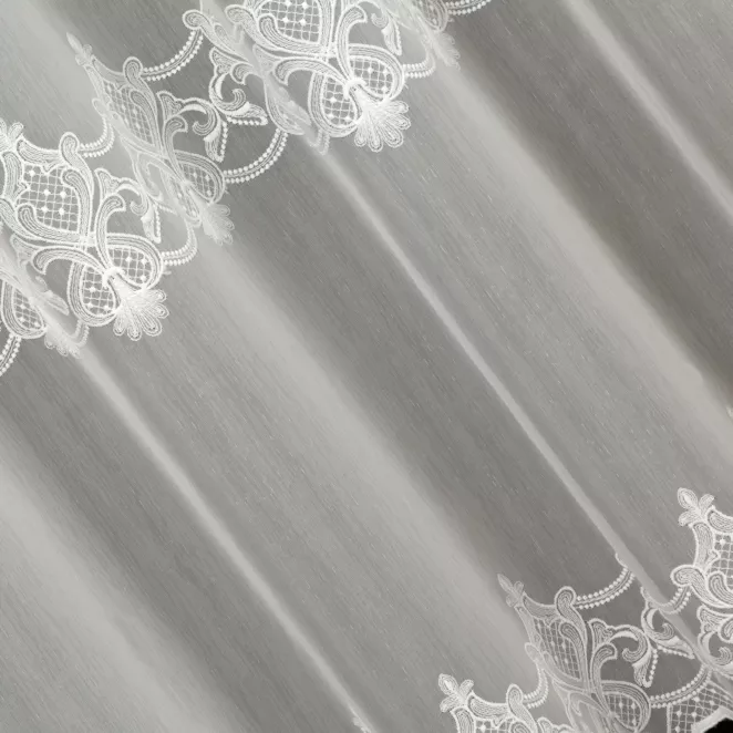 L185/3 Firana szyta na taśmie 5 cm naturalna z matowej tkaniny z efektem deszczyku ozdobionej ornamentowym haftem