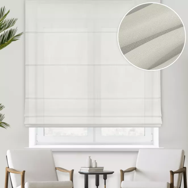 Roleta rzymska jasnozłota z miękkiej tkaniny o delikatnym połysku, wykończona obciążnikiem