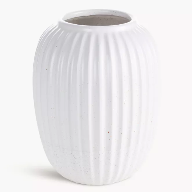 Wazon dekoracyjny biały zdobiony tłoczonym wzorem prążków 20x25 cm KAJLA