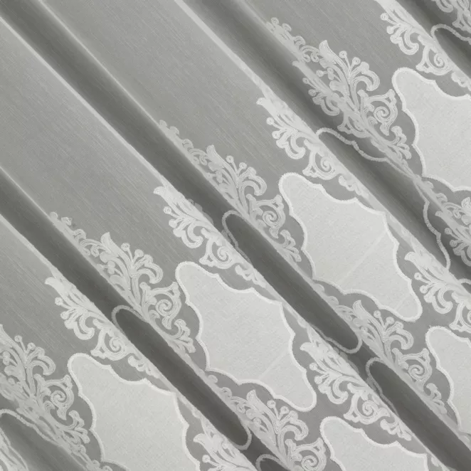 E124/2 Firana szyta na taśmie 5 cm kremowa z delikatnej tkaniny typu aden, wykończonej łańcuszkowym haftem Italissima Eva Minge