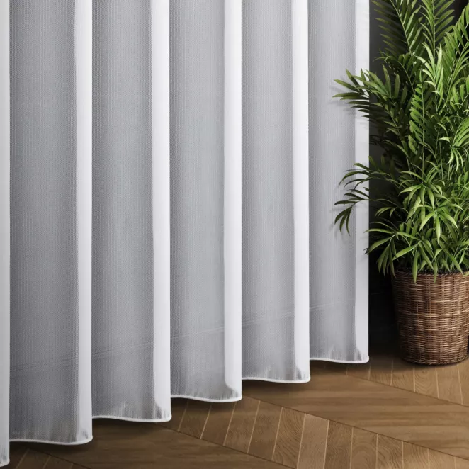 Tkanina firanowa o charakterystycznym splocie jodełki wykończona obciążnikiem