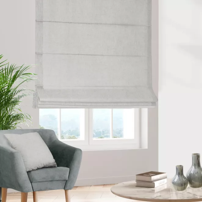 Roleta rzymska jasnosrebrna z miękkiej w dotyku tkaniny szenilowej