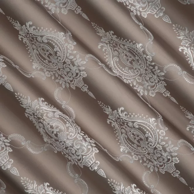 L146/4 Zasłona szyta na taśmie 5 cm ciemnobeżowo srebrna z eleganckiej tkaniny w duży ornamentowy wzór