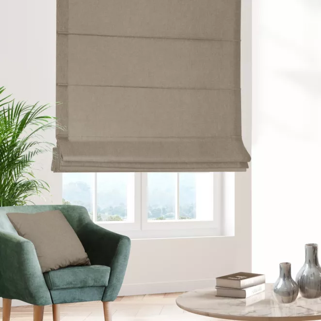 Roleta rzymska jasnokremowa z miękkiej tkaniny o welurowej strukturze