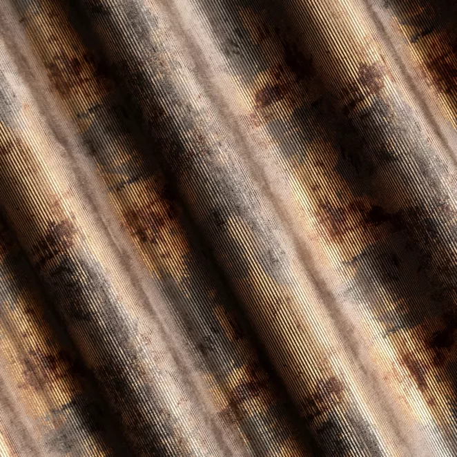 E130/2 Zasłona szyta na taśmie 5 cm złoto grafitowa z miękkiej, welwetowej tkaniny z nieregularnym wzorem i błyszczącym nadrukiem