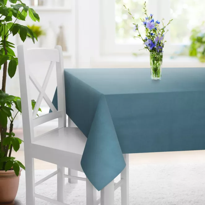 Obrus szyty ciemnoniebieski z miękkiej tkaniny o welurowej strukturze i wyraźnym splocie