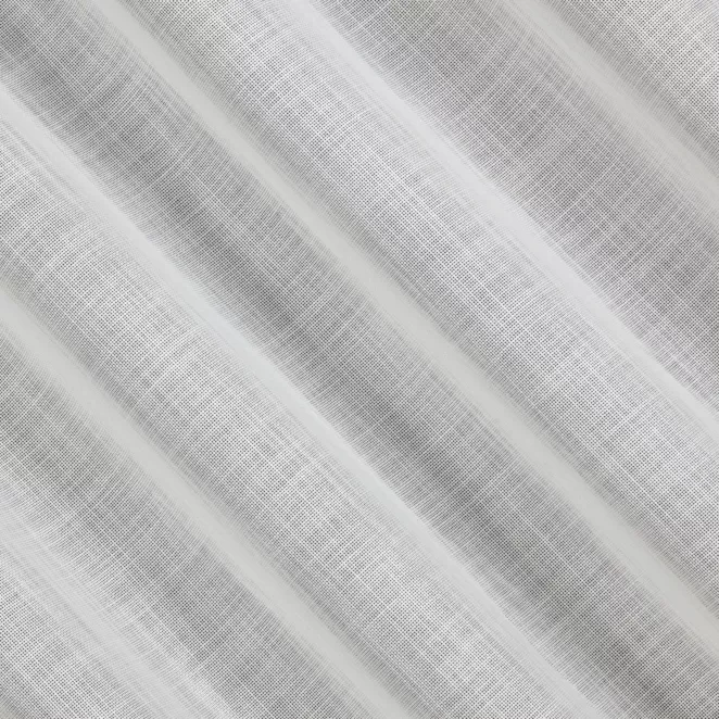 E25/4 Firana szyta na taśmie 5 cm naturalna o luźnym splocie z dodatkiem transparentnej nici, nadającej delikatny połysk tkaninie, wykończona obciążnikiem