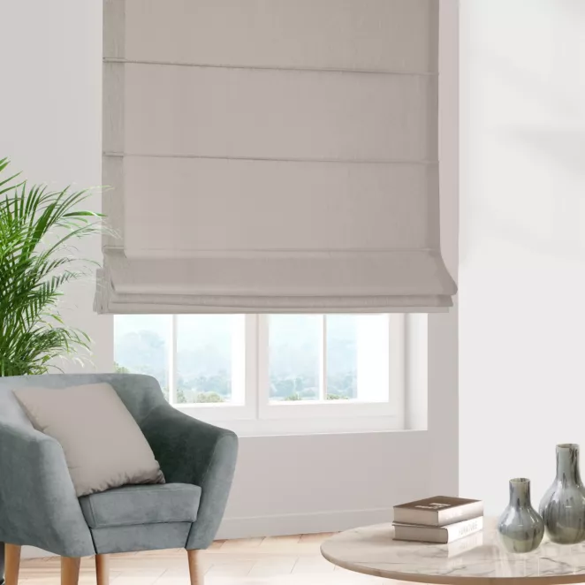 Roleta rzymska beżowa z miękkiej tkaniny w drobny wzór jodełkowy