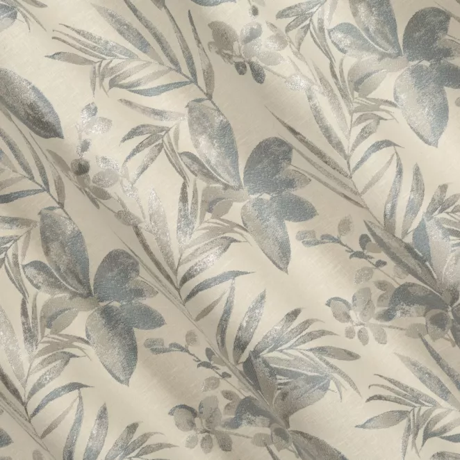 E22/5 Zasłona szyta na taśmie 5 cm naturalno niebieska z żakardowej tkaniny z dodatkiem bawełny zdobiona botanicznym wzorem ze srebrną nicią