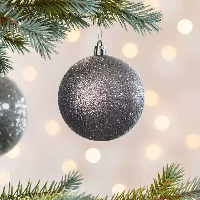 Bombka choinkowa obsypana lśniącym brokatem