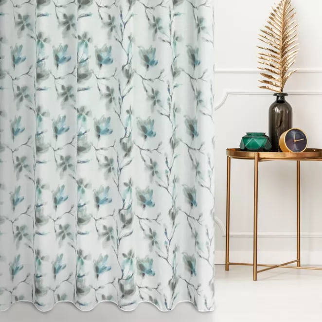 Firana szyta na taśmie 5 cm kremowo niebieska z miękkiej tkaniny o lekkim splocie, pokryta modnym, botanicznym nadrukiem, wykończona obciążnikiem