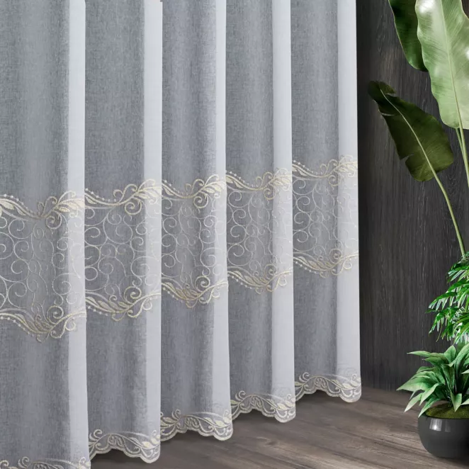 Tkanina firanowa miękka, półprzezroczysta etamina, zdobiona fantazyjnym haftem