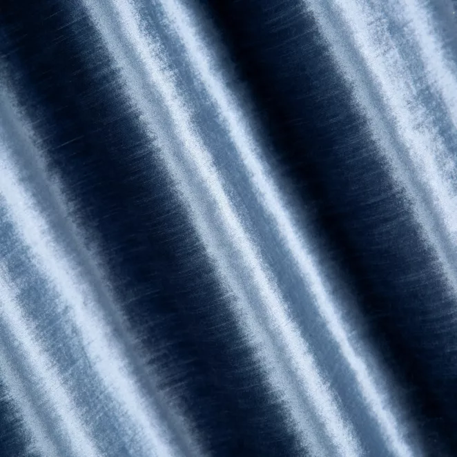 M193/1 Zasłona szyta na taśmie 5 cm SAFARI 1 niebieska z miękkiej welwetowej tkaniny z połyskiem i poziomym prążkiem