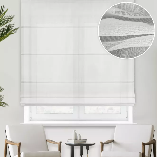 Roleta rzymska kremowa z półprzeźroczystej tkaniny w drobną krateczkę, wykończonej obciążnikiem