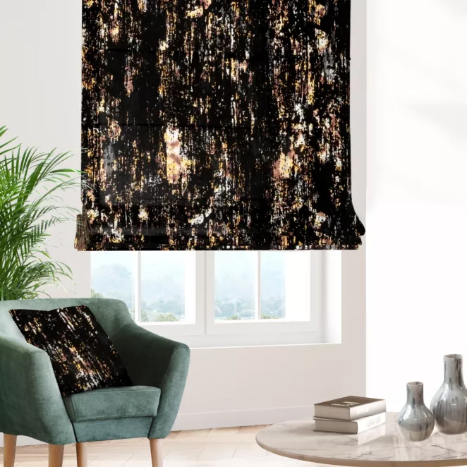 Roleta rzymska czarno złota z tkaniny welwetowej z metalicznym nadrukiem
