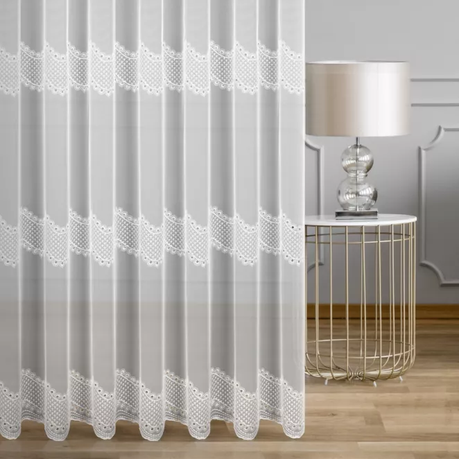 Firana szyta na tunelu biała matowa tkanina Peru, zdobiona haftem ażurowym tworzącym trzy poziome pasy