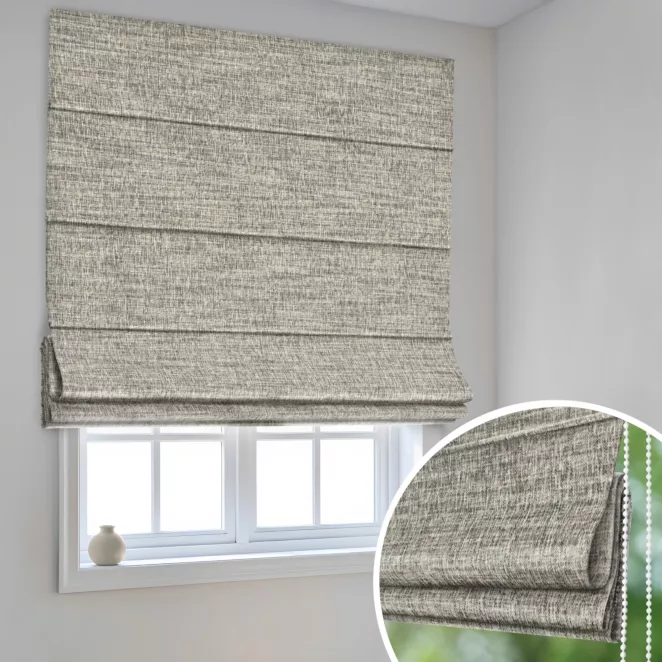 Roleta rzymska szarobeżowa z tkaniny w stylu eko o naturalnym splocie, z efektem melanżu, wykończona obciążnikiem