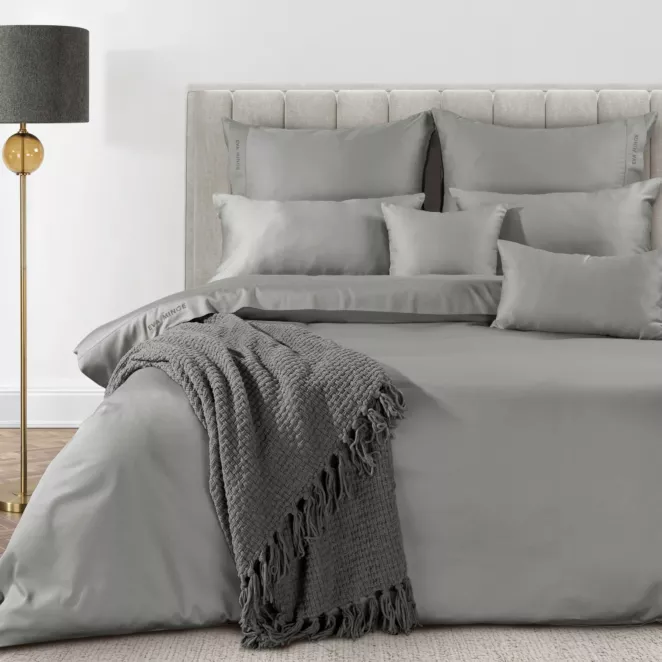 Pościel 140x200 cm z bawełny, makosatyny kolor stalowy z ozdobną kantą i haftem kolekcja MINGE ELEGANTE