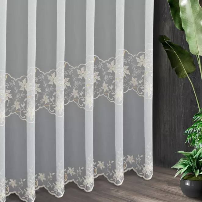 Tkanina firanowa, matowa, lekka, zdobiona haftem z cekinami