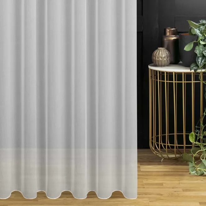 Firana szyta na taśmie 5 cm kremowa z półprzeźroczystej tkaniny w drobną krateczkę, wykończonej obciążnikiem