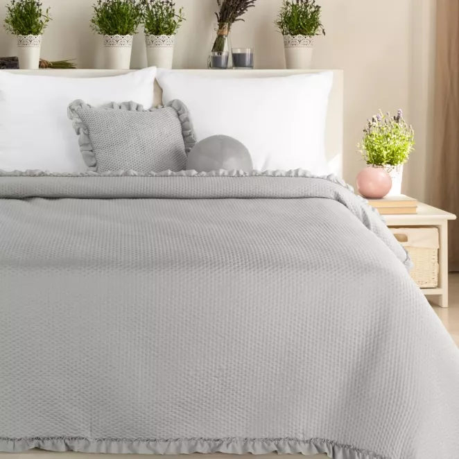 Narzuta srebrna pikowana metodą hot press z ozdobną falbanką 220x240 cm FALBANKA Design 91