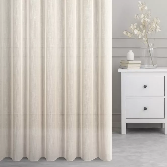 Firana szyta na taśmie 5 cm jasnobeżowa z gładkiej, miękkiej etaminy z delikatnie zarysowanym wzorem w prążki, wykończona obciążnikiem