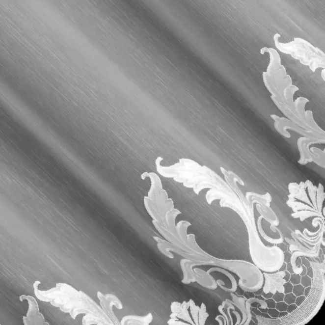 E104/1 Firana szyta na taśmie 5 cm biała z tkaniny typu ADEN z delikatnym deszczykiem, zdobiona fantazyjnym haftem z dodatkiem welwetu Italissima Eva Minge