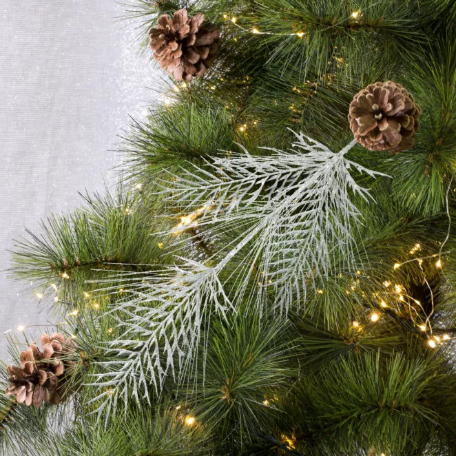 Zimowa gałązka dekoracyjna obsypana srebrnym brokatem