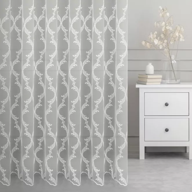 Firana szyta na taśmie 5 cm kremowa z delikatnej matowej tkaniny, zdobionej po całości haftem