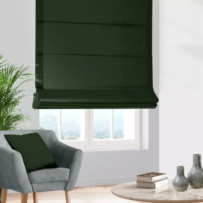 Roleta rzymska ciemnozielona z gładkiej tkaniny zaciemniającej typu dimout