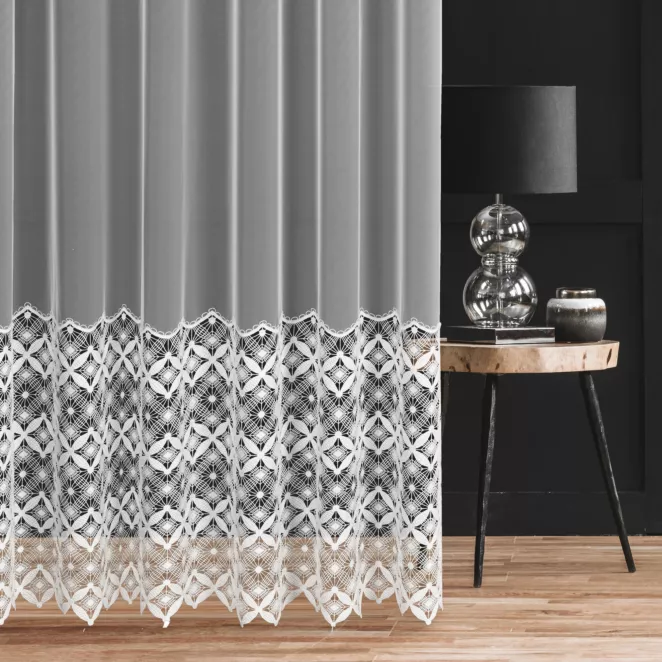 Firana szyta na przelotkach biała z tkaniny typu peru, zdobion szeroka aplikacją z wzorem geometrycznym Italissima Eva Minge