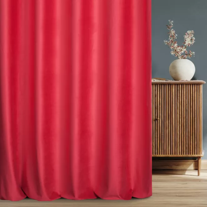 Zasłona szyta na przelotkach czerwona z miękkiej tkaniny welwetowej