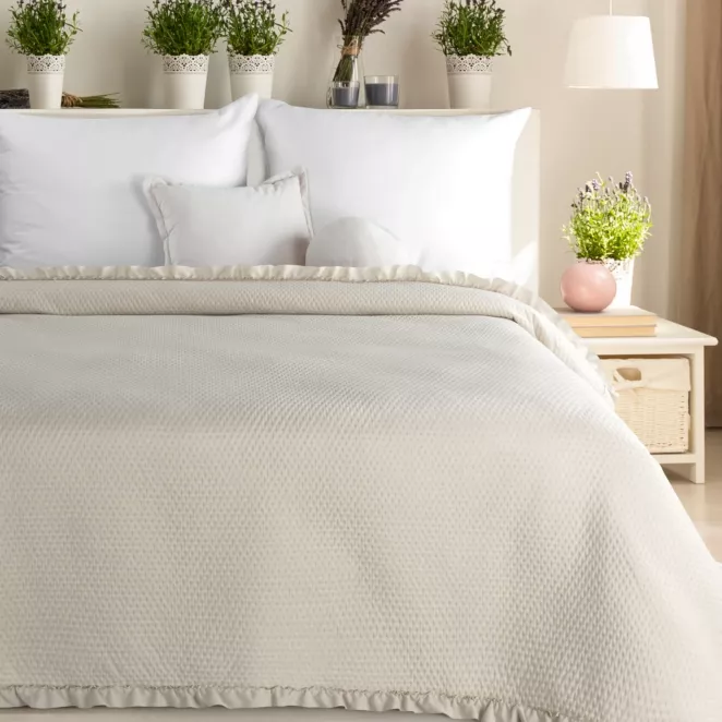 Narzuta beżowa pikowana metodą hot press z ozdobną falbanką 220x240 cm FALBANKA Design 91