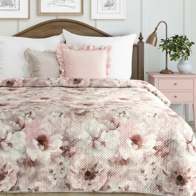 Narzuta pudrowa, ciemnobeżowa 170x210 cm pikowana metodą hot press zdobiona nadrukiem kwiatów FLORINA