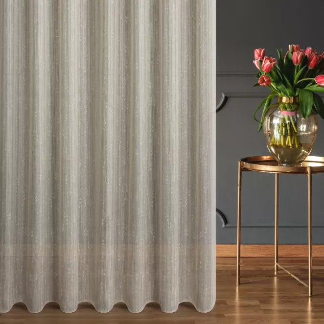 Firana szyta na taśmie 5 cm beżowa z etaminy przeplatanej delikatnie połyskującą nicią tworzącą pionowe, nieregularne paseczki