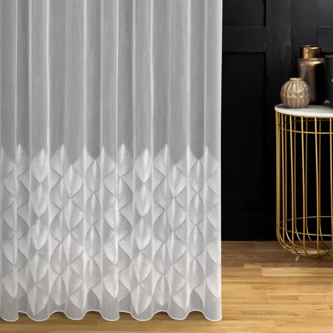 Firana szyta na taśmie 5 cm biała z tkaniny ADEN haftowanej w geometryczny wzór, wykończona obciążnikiem Pierre Cardin