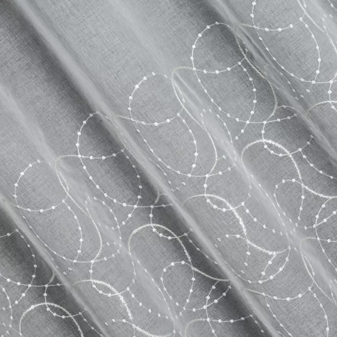 L118/1 Firana szyta na taśmie 5 cm biała z matowej etaminy haftowanej w fantazyjny wzór z połyskującymi cekinami