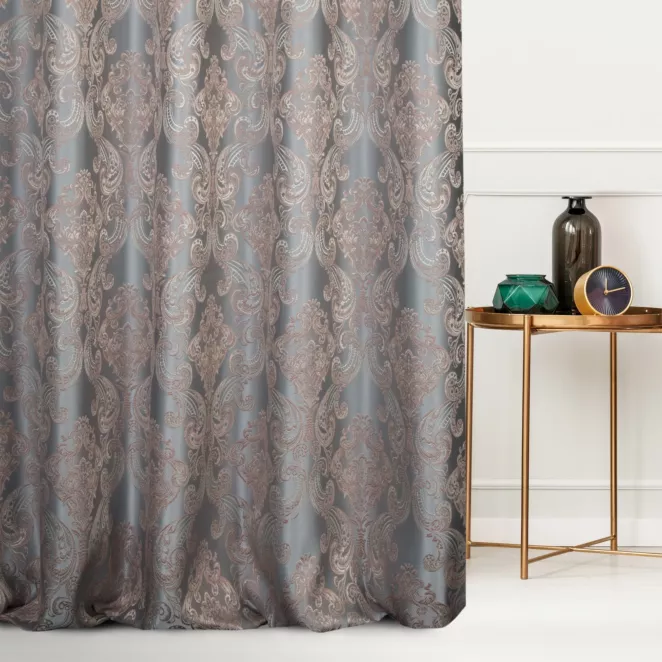 Zasłona szyta na taśmie 5 cm błękitna z miękkiej w dotyku tkaniny, z ornamentowym wzorem Pierre Cardin