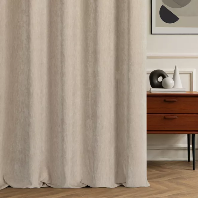 Zasłona szyta na taśmie 5 cm jasnobeżowa z miękkiej w dotyku tkaniny szenilowej